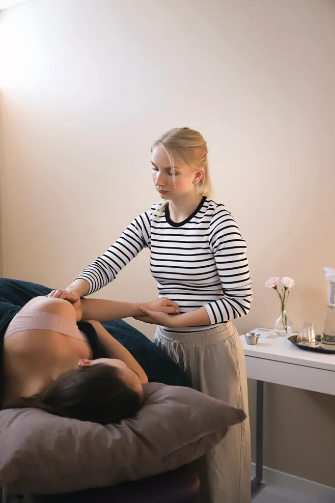 Vyöhyketerapiahoito kyljeltään