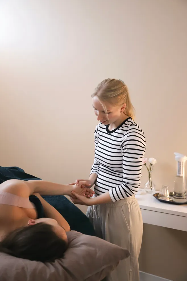 Vyöhyketerapiahoitoa käsistä